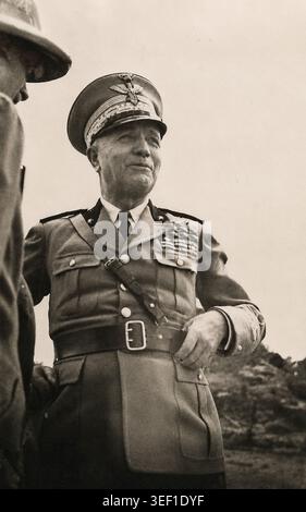Maresciallo d'Italia Pietro Badoglio in uniforme militare. Badoglio è noto soprattutto per essere stato il capo del governo italiano dopo la caduta di Benito Mussolini nel luglio del 1943.ha ricoperto le più alte cariche militari durante la prima guerra mondiale e il periodo fascista. Foto Stock