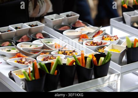 Stuzzichini e spuntini organizzati su un buffet di catering per un evento speciale Foto Stock