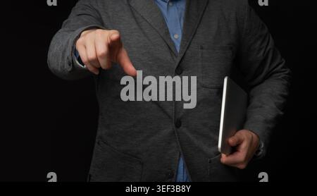 Professionisti aziendali che gestiscono con sicurezza mentre si tiene un tablet in un ambiente buio Foto Stock