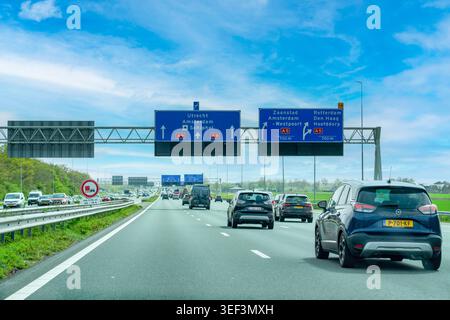 Paesi Bassi - 17 aprile 2026: Traffico diurno sull'autostrada A9 nei pressi di Amsterdam, con grandi cartelli a cavalletto che portano a Utrecht, Schiphol Foto Stock