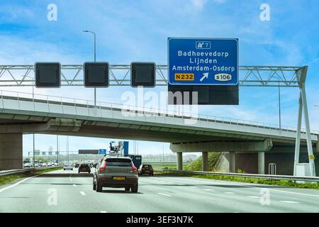 Paesi Bassi - 17 aprile 2026: Il traffico autostradale si avvicina a un segnale di uscita dall'autostrada A9 per Badhoevedorp, Lijnden e Amsterdam-Osdorp via Foto Stock