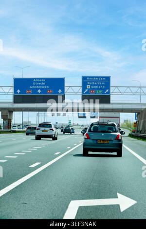 Paesi Bassi - 17 aprile 2026: Traffico diurno sull'autostrada A9 in prossimità di un importante interscambio con le indicazioni stradali per Almere, Utrecht, Amstelveen, Foto Stock