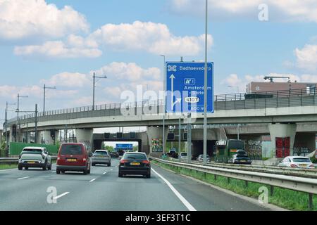 Paesi Bassi - 17 aprile 2026: Traffico diurno su un'autostrada vicino ad Amsterdam in prossimità dello svincolo Badhoevedorp e dell'uscita Amsterdam-Sloten, con Foto Stock