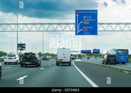 Paesi Bassi - 17 aprile 2026: Traffico diurno sull'autostrada A4 in prossimità dell'uscita Nieuw-Vennep e degli svincoli per Hoofddorp e Haarlem, con Foto Stock