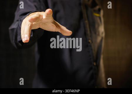Uomo che si allontana con la mano. Gesto umano. Concetto di business. Dare il gesto della mano. Linguaggio del corpo. Foto di alta qualità Foto Stock