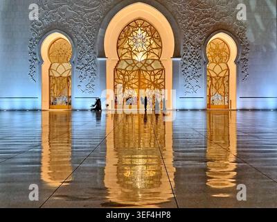 Incredibile visita serale dell'iconica grande Moschea dello sceicco Zayed ad Abu Dhabi, Emirati Arabi Uniti Foto Stock