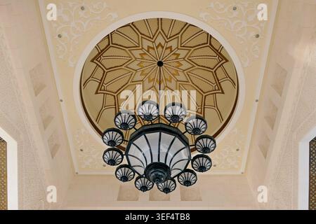 Soffitto a mosaico con un magnifico lampadario nell'ingresso ad arco del Palazzo Qasr al Watan di Abu Dhabi, Emirati Arabi Uniti Foto Stock