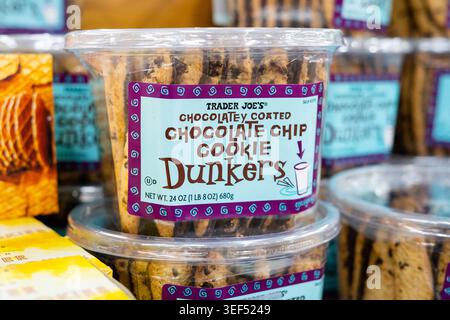 Trader Joes Chocolate Coated Chocolate Chip Cookie Dunkers Sweet snack prodotti esposti sullo scaffale del Trader Joes Store Foto Stock