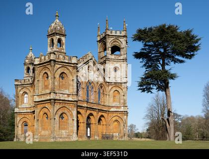 Vista frontale simmetrica dello storico tempio gotico triangolare, originariamente conosciuto come il Tempio della libertà, costruito nel 1741 a Stowe Gardens, Buckingham Foto Stock