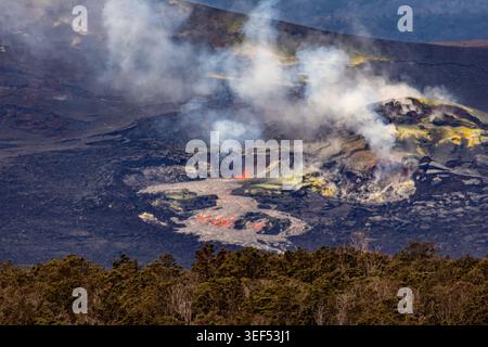 Fumo e vapore che si innalzano da una bocca vulcanica attiva con lava fusa nel Parco Nazionale dei Vulcani delle Hawaii Big Island Hawaii Foto Stock