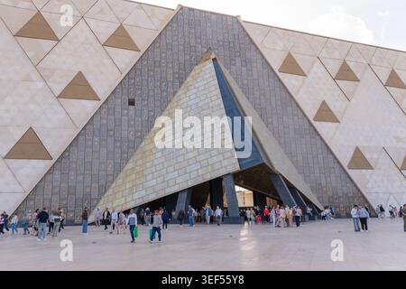 Museo DELLE GEMME, il Cairo, Egitto - 19 marzo 2026: Facciata del grande museo egizio che riflette l'antica architettura egizia con geroglifici Foto Stock