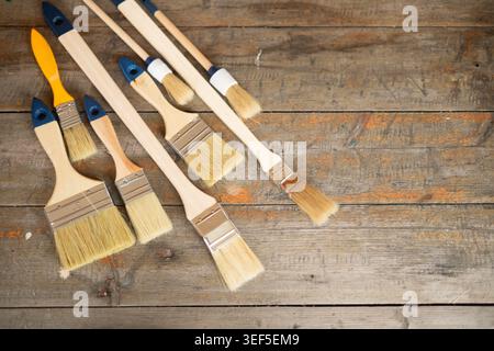 Pennelli su fondo rustico in legno. Foto Stock