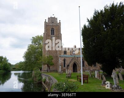 Riverside Church di St. James a Hemingford Grey. Una pittoresca chiesa classificata di grado i accanto al fiume Great Ouse. Foto Stock