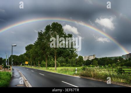 Doppio arcobaleno sulla strada, incredibile paesaggio naturale Foto Stock