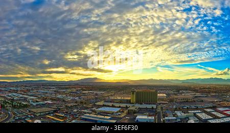 Panorama urbano aereo del centro di Las Vegas, Nevada al tramonto con il cielo spettacolare Foto Stock