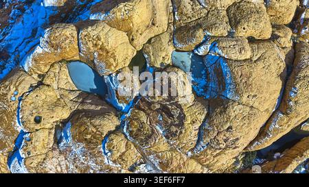 Piscine aeree ghiacciate e neve sulle formazioni rocciose rosse dall'alto verso il basso. Foto Stock