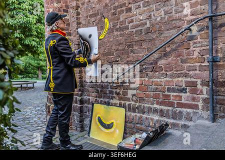 Al deposito di spedizione di Grevenbroich è stata data una banana verniciata a spruzzo. Quello che inizialmente sembrava vandalismo è diventato un marchio non ufficiale di qualità nella scena artistica internazionale. Oggi, il Museo Guggenheim di New York e le istituzioni di Londra, Atene, Basilea, Mosca e Zurigo sono tutte caratterizzate da una banana dipinta a spruzzo. Thomas Baumgärtel ha "onorato" circa 4.000 luoghi d'arte in tutto il mondo. Grevenbroich, Nordrhein-Westfalen, Deutschland Foto Stock