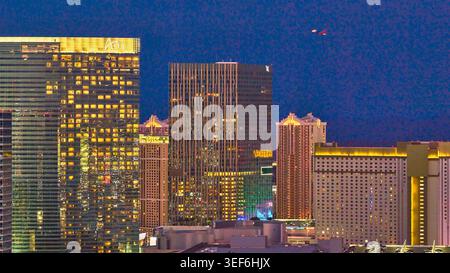 Skyline notturno della Strip di Las Vegas con gli hotel illuminati del centro città Foto Stock
