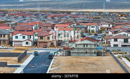 Nuova costruzione aerea e vista sulle montagne del quartiere residenziale di Las Vegas Foto Stock