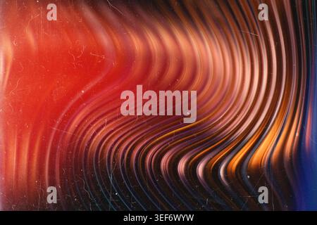 Curve di liquido distorte rosso scuro e arancione con graffi estetici grunge Foto Stock