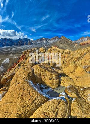Formazioni aeree di roccia rossa calico con vista panoramica sulla neve in Nevada Foto Stock