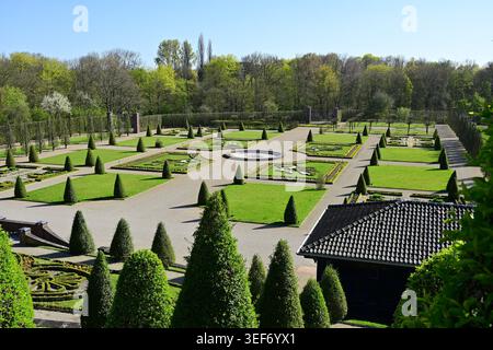 Giardino geometrico formale con fontana vista da un punto panoramico elevato Foto Stock