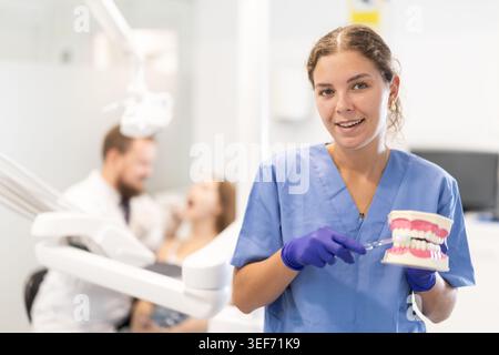 Ritratto di una donna dentista con mascella protesica Foto Stock