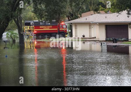 Un camion di soccorso del dipartimento dei vigili del fuoco della contea di Seminole attraversa l'allagato Springs Oaks Boulevard ad Altamonte Springs, Florida, il 10 ottobre 2024, a seguito dell'impatto notturno dell'uragano Milton. (Foto di Joe Burbank/Orlando Sentinel/TNS/Sipa USA) Foto Stock