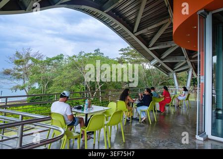 Visitatori al Biomuseo Cafe, al Museo della biodiversità, a Panama City, Panama Foto Stock