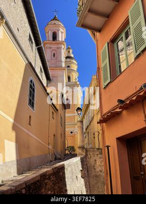 Mentone, Francia. Architettura della città vecchia, con vista sulle torri della Chapelle des Pénitents-Blancs e della basilica Saint-Michel Archange de Menton. Foto Stock