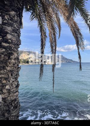 Saint-Jean-Cap-Ferrat, Francia. Vista di Villa Kérylos e dello splendido paesaggio della baia dal sentiero costiero Chemin des Douaniers. Foto Stock