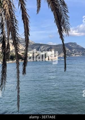 Saint-Jean-Cap-Ferrat, Francia. Vista di Villa Kérylos e dello splendido paesaggio della baia dal sentiero costiero Chemin des Douaniers. Foto Stock