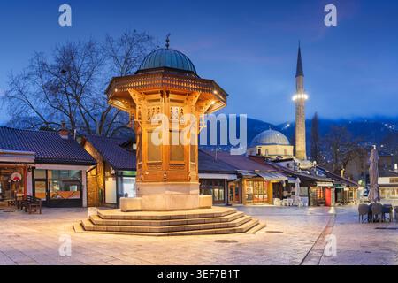 Sarajevo, Bosnia ed Erzegovina con Fontana Sebilj a Bascarsija all'ora blu. Foto Stock