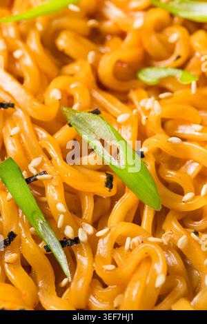 Spaghetti al Ramen istantanei piccanti in una ciotola con Scallions Foto Stock
