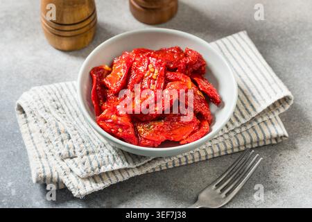 Pomodori secchi italiani biologici crudi in olio d'oliva Foto Stock
