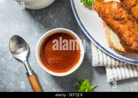 Olio di salsa calda di Nashville fatto in casa con peperoncino e pepe di Cayenna Foto Stock