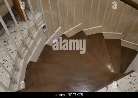 Scale che conducono in uno spazio interno Foto Stock