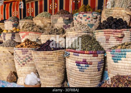 Tisane spezie ed erbe medicinali essiccate in cesti tessuti presso il mercato egiziano Foto Stock