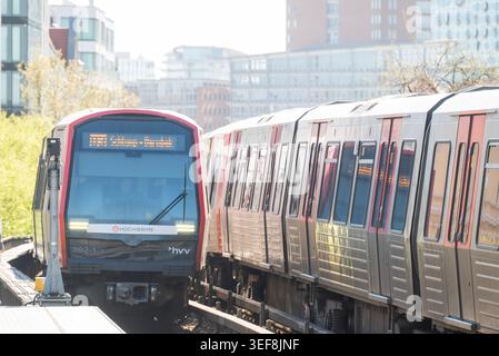 Amburgo, Germania, 26 aprile 2026, treni della metropolitana sopraelevati della U-Bahn che passano l'un l'altro sui binari di Amburgo, Germania. Trasporto cittadino moderno con l'ELB Foto Stock