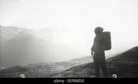 Astronauta su un altro pianeta con polvere e nebbia Foto Stock