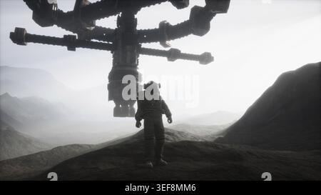 Astronauta su un altro pianeta con polvere e nebbia Foto Stock