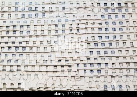 Primo piano di pagine bianche perforate sovrapposte strappate e strappate sfondo da rubrica e telefono con rilegatura a spirale, Studio Composition, Quebec Foto Stock