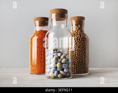 Vasetti di vetro con cibo sul tavolo della cucina. Messa a fuoco selettiva Foto Stock