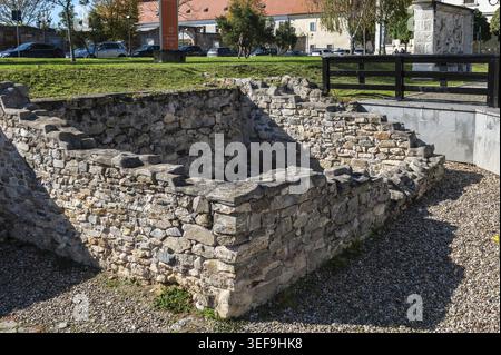 Alba Iulia, Romania - 19 ottobre 2025. Un sito archeologico all'aperto caratterizzato da fondamenta in pietra a vista e mattoni rossi di antiche strutture romane Foto Stock