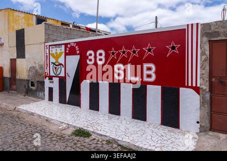 Bellissimi murales nel villaggio di pescatori di Palmeira sull'isola di Sal a Capo Verde che donano a questo piccolo villaggio sull'Oceano Atlantico un'atmosfera piacevole e Foto Stock