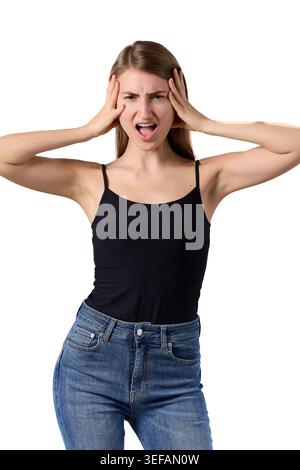 Giovane donna slava che urla in uno studio luminoso. Emozioni audaci ed energia dinamica Foto Stock