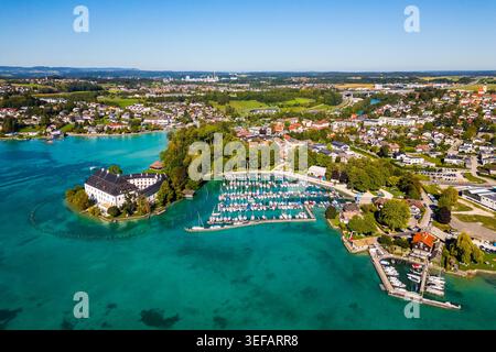 Vista aerea dal drone dello Schloss Kammer e del porticciolo sul lago Attersee nella regione Salzkammergut dell'alta Austria, Austria, che mostra il lago alpino turchese Foto Stock
