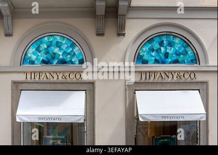 Milano, Lombardia, Italia - 23 aprile 2026: Tiffany Storefront con scritta in oro e caratteristici mosaici blu Foto Stock