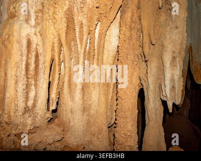 Formazioni rocciose e grotte che mostrano dettagli calcarei naturali in Madagascar Foto Stock