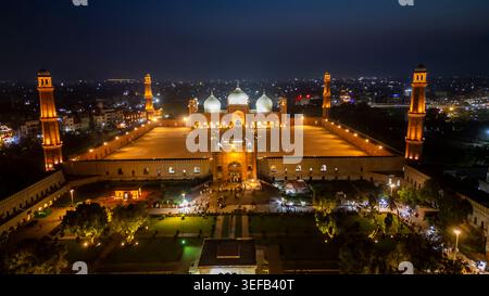 La vista aerea mostra la Moschea Badshahi di notte con un'atmosfera illuminata nella città di Lahore Foto Stock